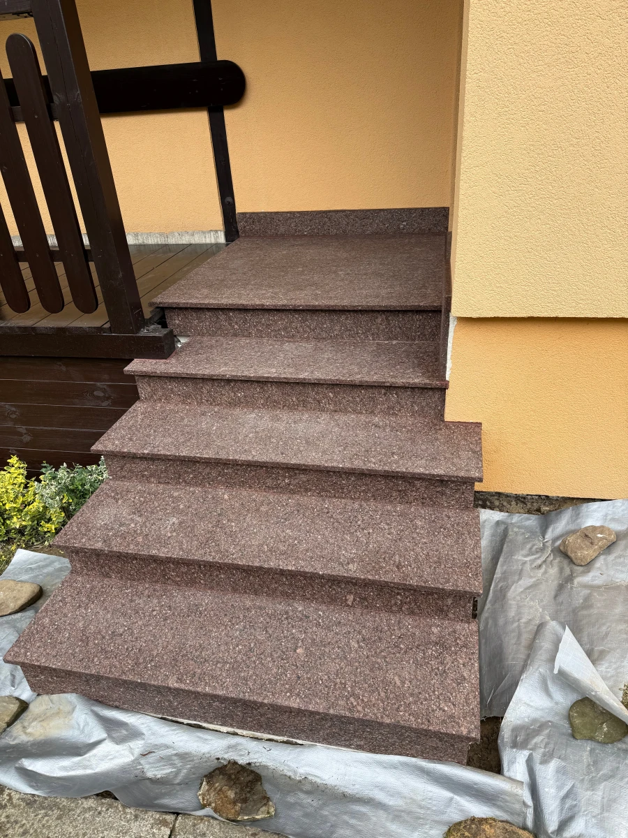 Schody granitowe bordo-brąz