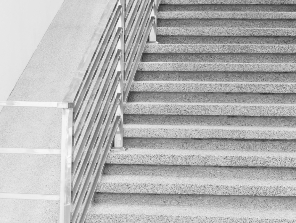 Obróbka powierzchni schodów granitowych zewnętrznych: płomieniowana, szczotkowana czy leather