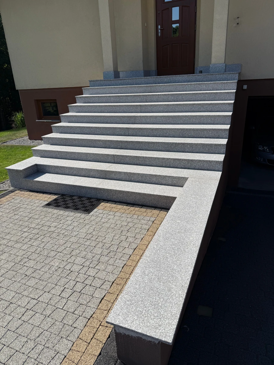 Schody granitowe brąz królewski
